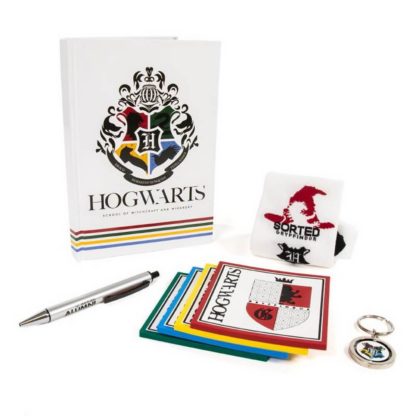 Harry Potter present set med anteckningsblock, penna, strumpor, underlägg och nyckelring. Perfekt för skolstarten