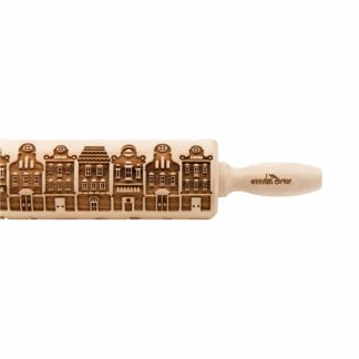 handgjord kavel i trä med mönster i form av de klassiska smala husen i amsterdam. Finns i olika storlekar och skickas snabbt