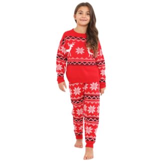 matchande röd jultröja och byxor för barn med fair isle mönster och renar.